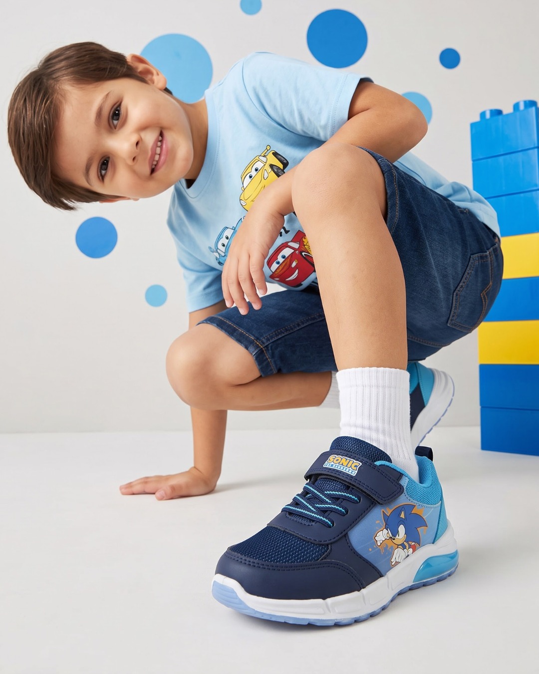 כל גיבור צריך זוג נעליים משלו 🦸‍♂️👟
הדמויות האהובות מצטרפות להרפתקה – בדרך לבית הספר, לחוג ולכל מקום אחר.