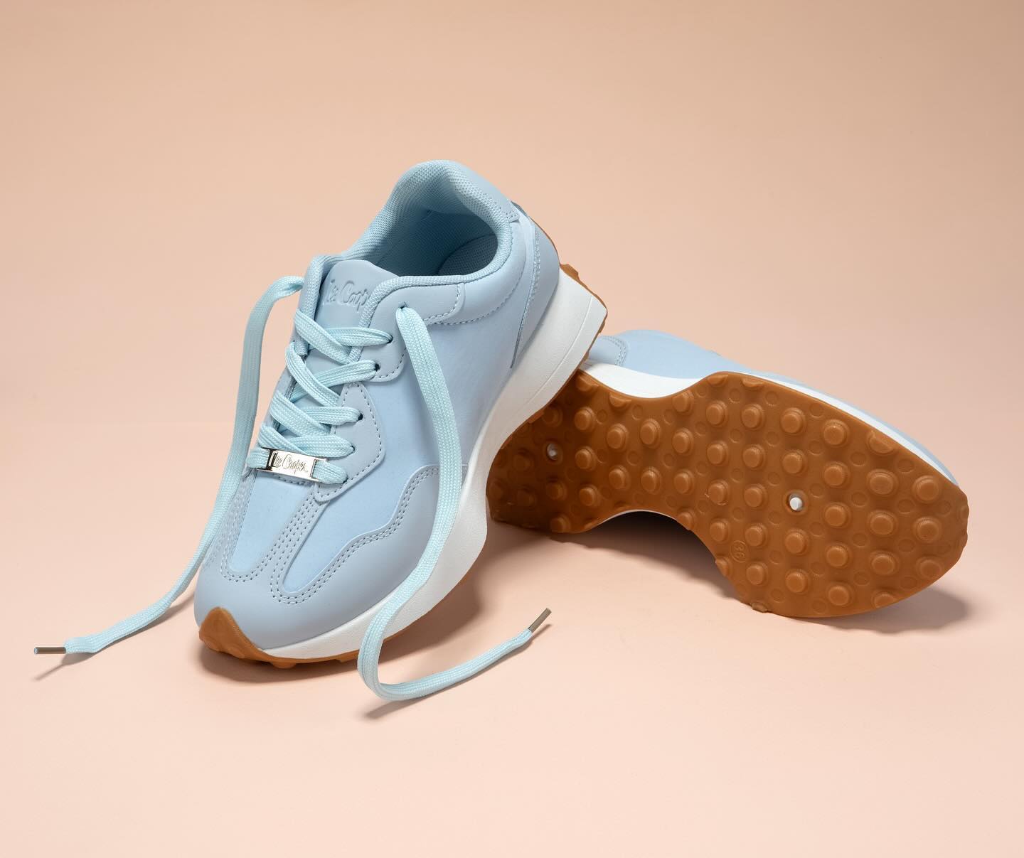 Sport Casual 🤍
מגוון נעלי סניקרס של המותגים המובילים מחכים לכם עכשיו בסניפים ובאתר ״גלי״ 💚
#WalkInGali