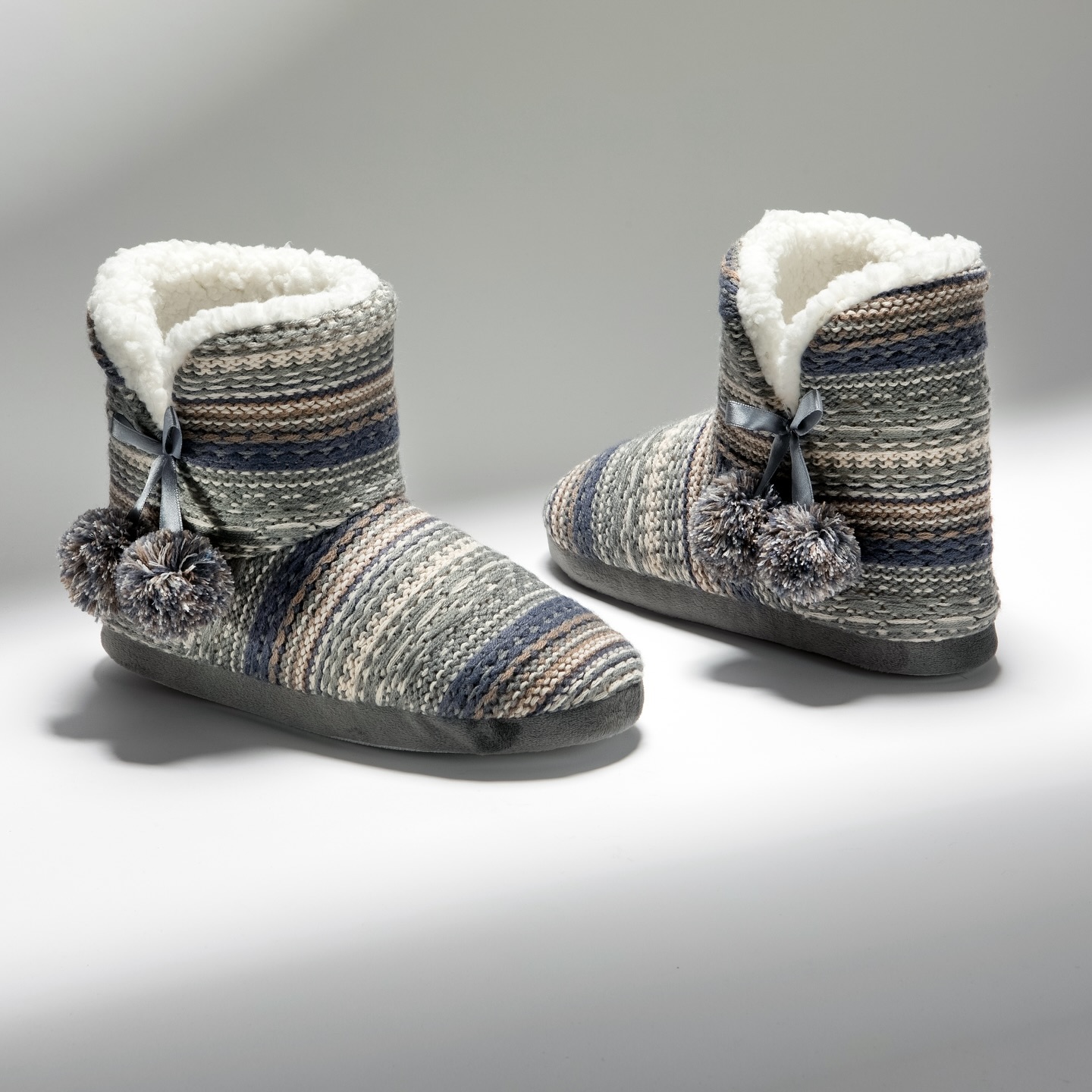 Winter Days At Home 🌧️
סניפי הרשת והאתר פתוחים עבורכם - עם מגוון נעלי בית לחורף לכל המשפחה 🫶🏻
#WalkInGali