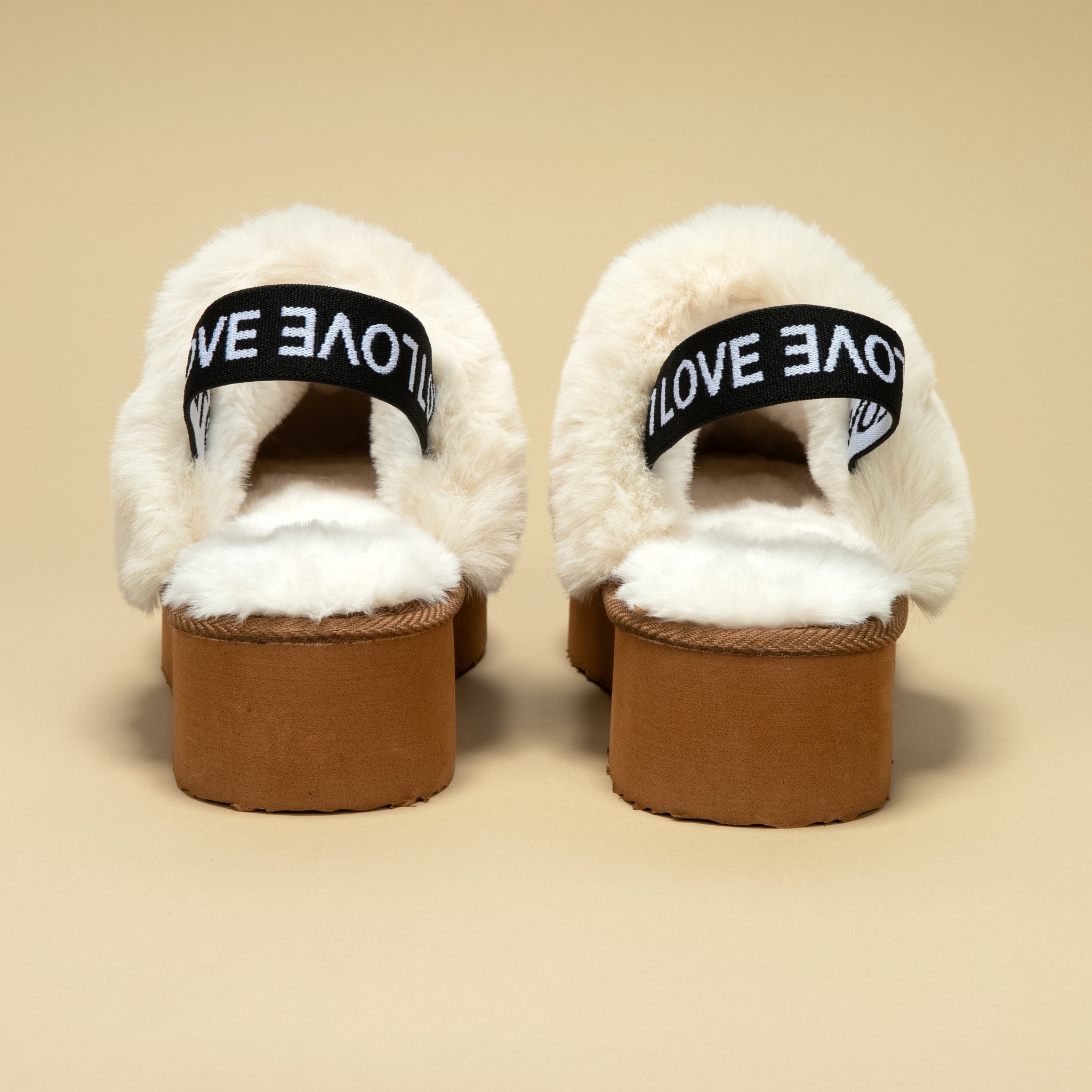 We Love Winter 🤍
מגוון נעליים לנשים בריפוד פרווה מפנקת לחורף - מחכה לך עכשיו בחנויות רשת 