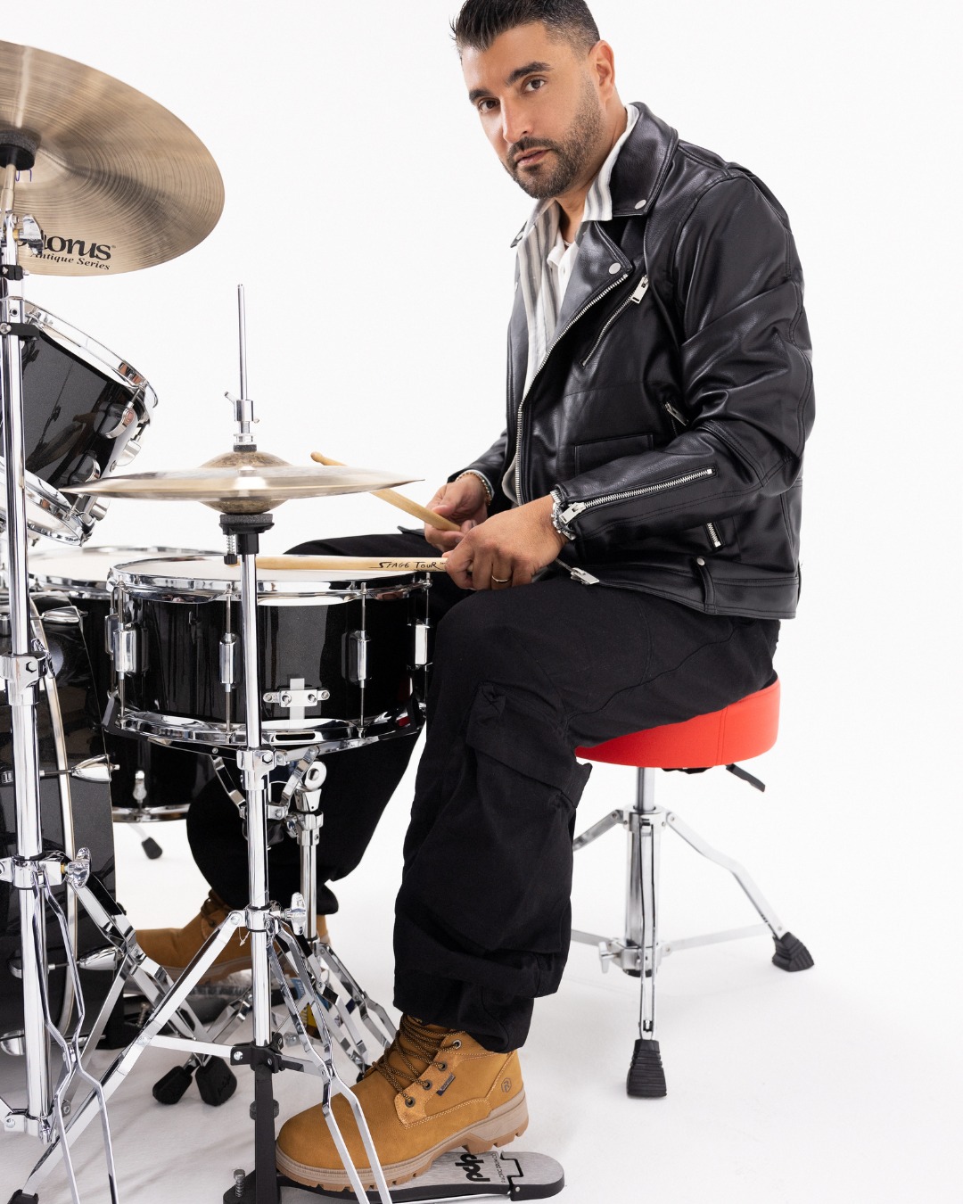 קולקציית מגפיים לגברים מחממת במיוחד נחתה ברשת גלי