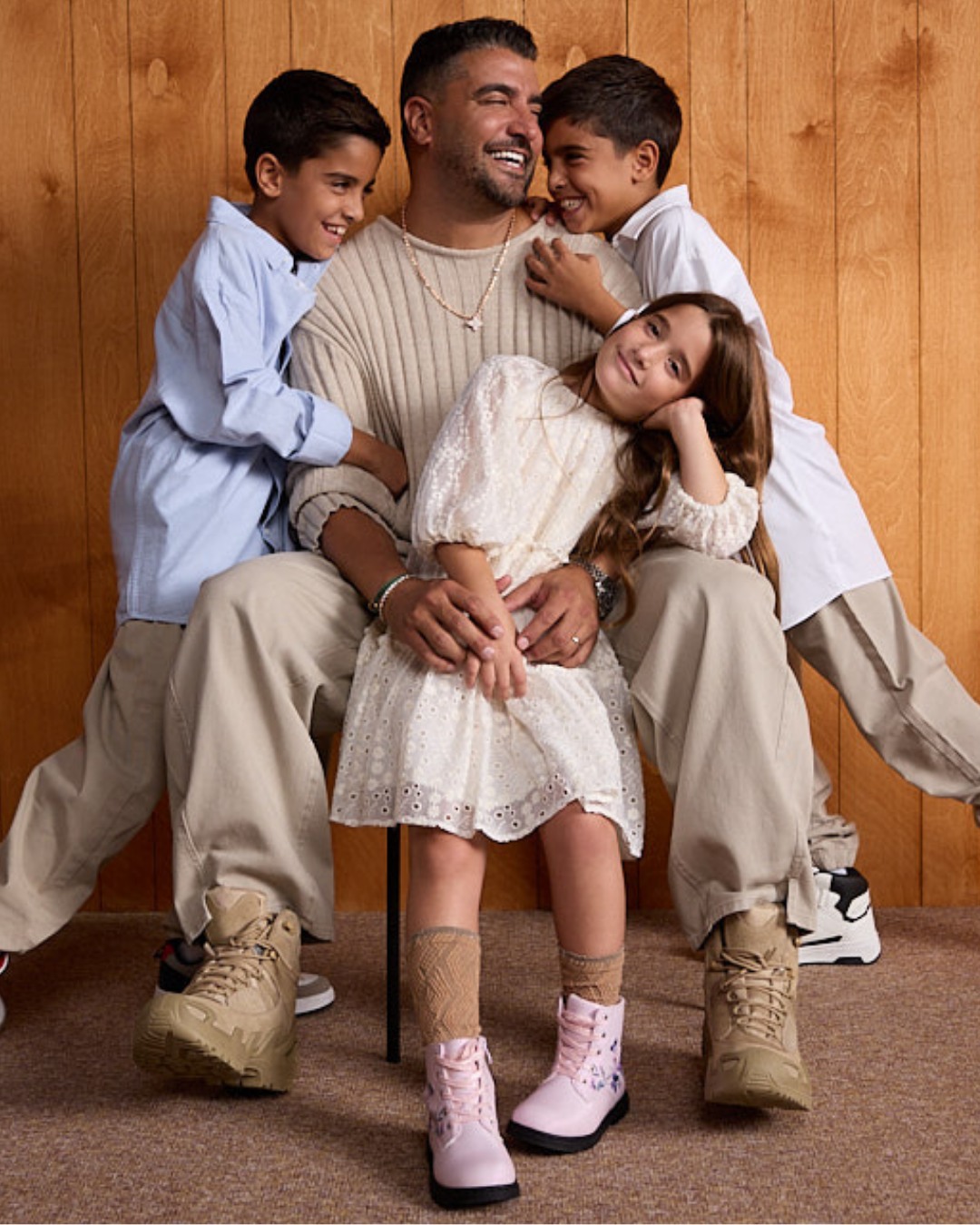 משפחה שיוצאת עם גלי—יוצאת מחויכת
מגפיים לכל גיל, לכל מידה, לכל טעם.